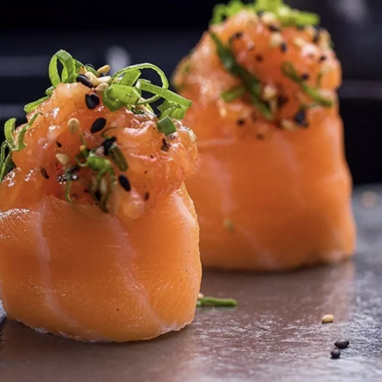 Jó de salmão tradicional com arroz