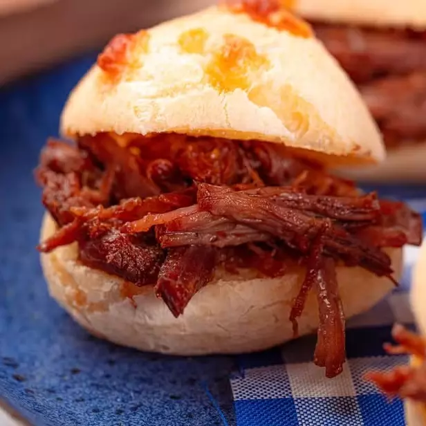 Pão de Queijo com carne de lata