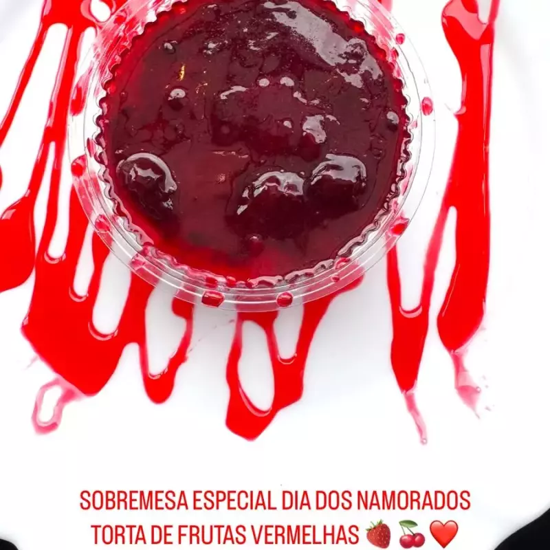 TORTA DE FRUTAS VERMELHAS