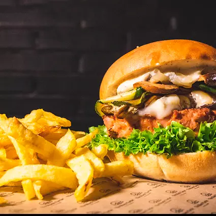 Hamburguesa de cerdo con papas