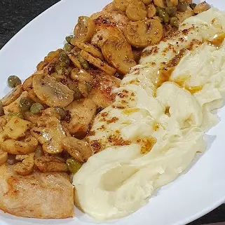 PEIXE BRANCO COM ALCAPARRAS E CHAMPIGNON