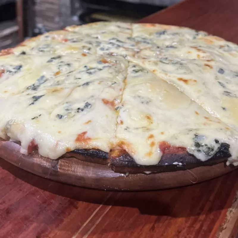 Pizzeta con muzza y queso azul
