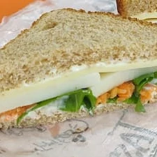 Pão de forma + mussarela + palmito + maionese + cenoura + rúcula