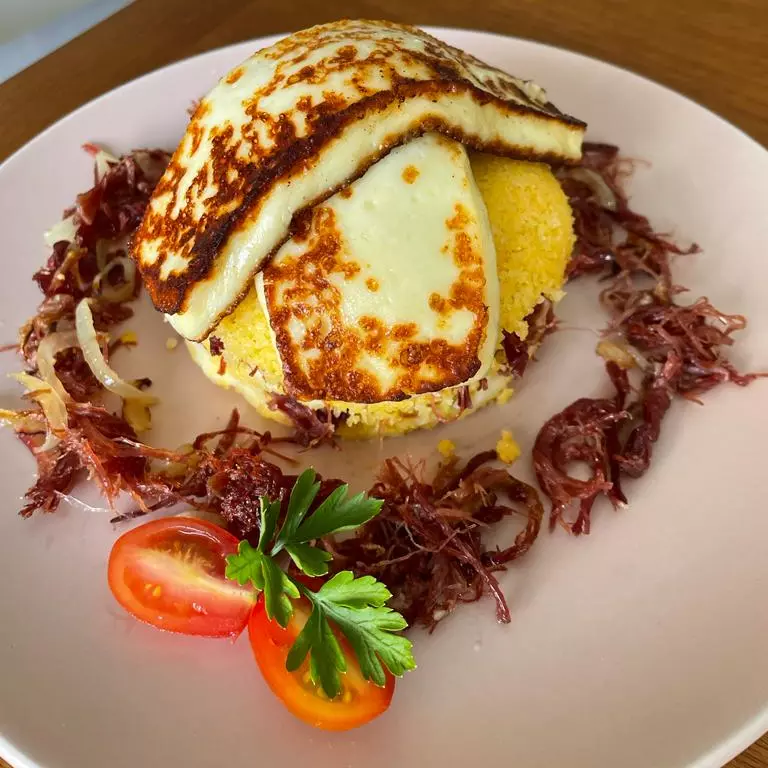 Cuscuz com Charque e Queijo Coalho