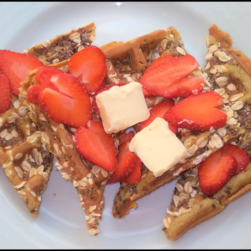 2 wafles integral c linaza ,y fresas