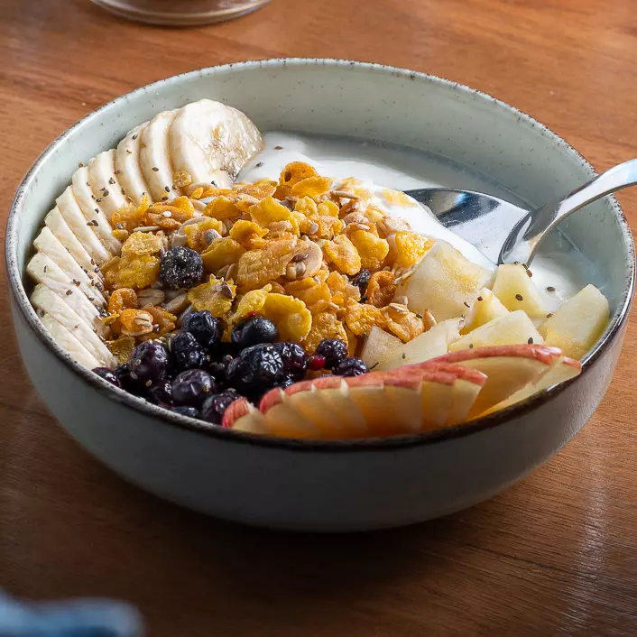 YOGURT NATURAL CON FRUTAS