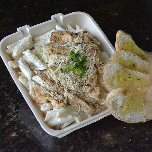 Pasta Alfredo con Pechuga a la Plancha