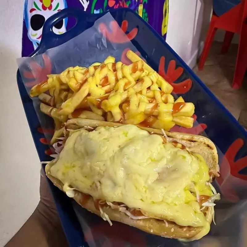 Hot dog con queso fundido