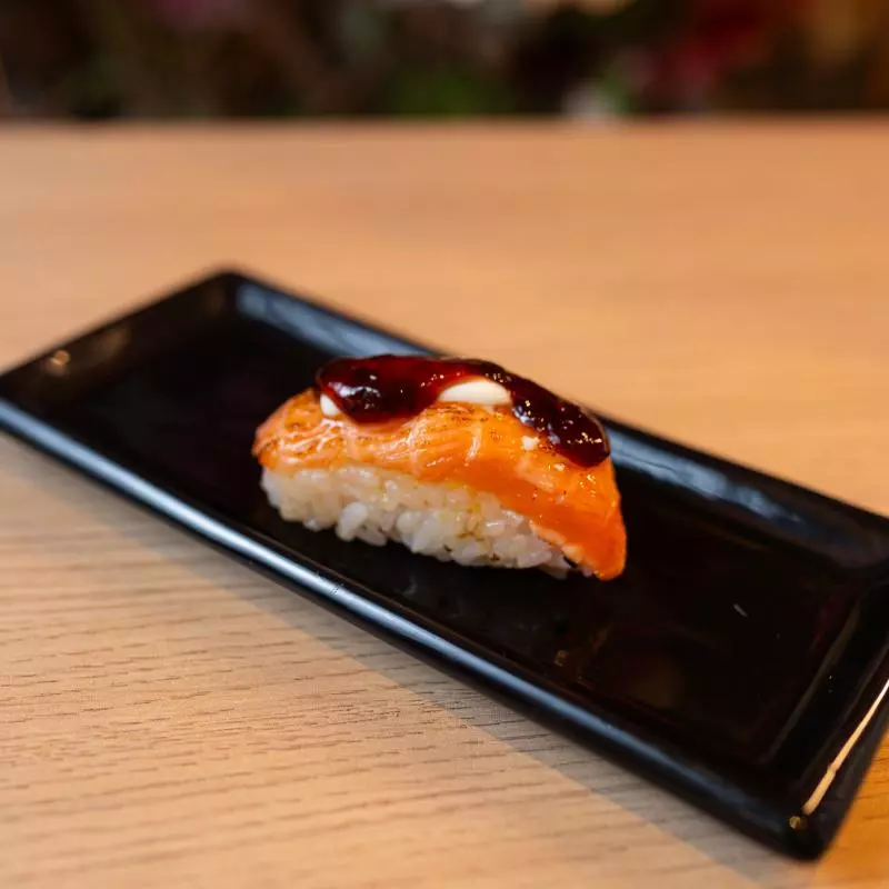 NIGIRI TRUFADO COM GELEIA DE AMORA
