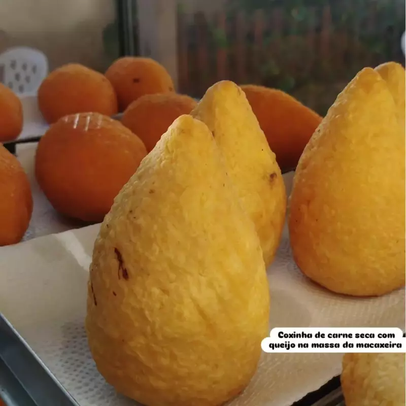 Coxinha de macaxeira com carne seca