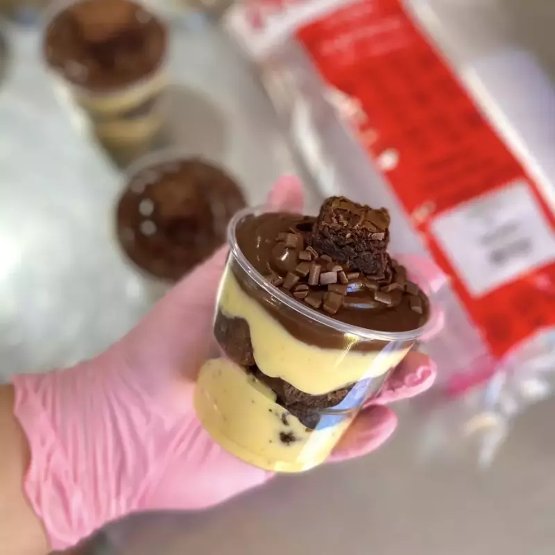 Copo de brownie e maracujá