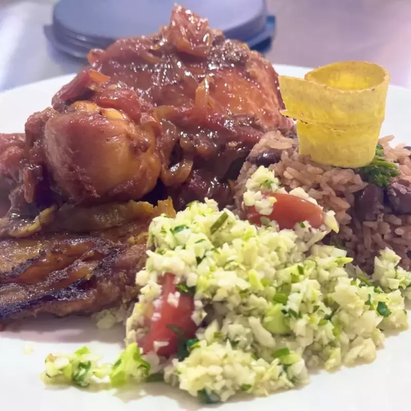 *Auténticos/Traditional CR food.