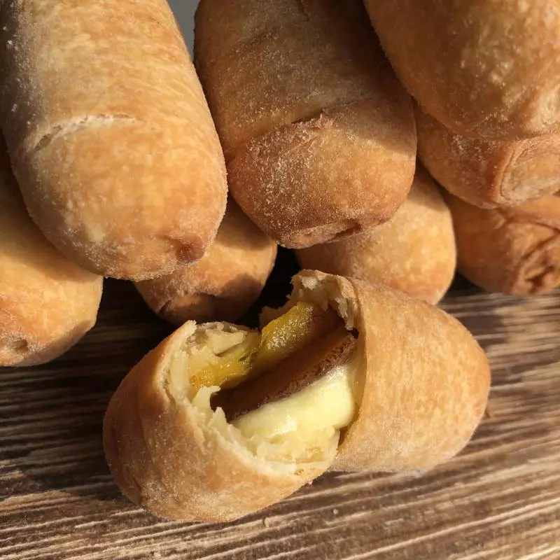 6 tequeños de plátano frito c/ queso