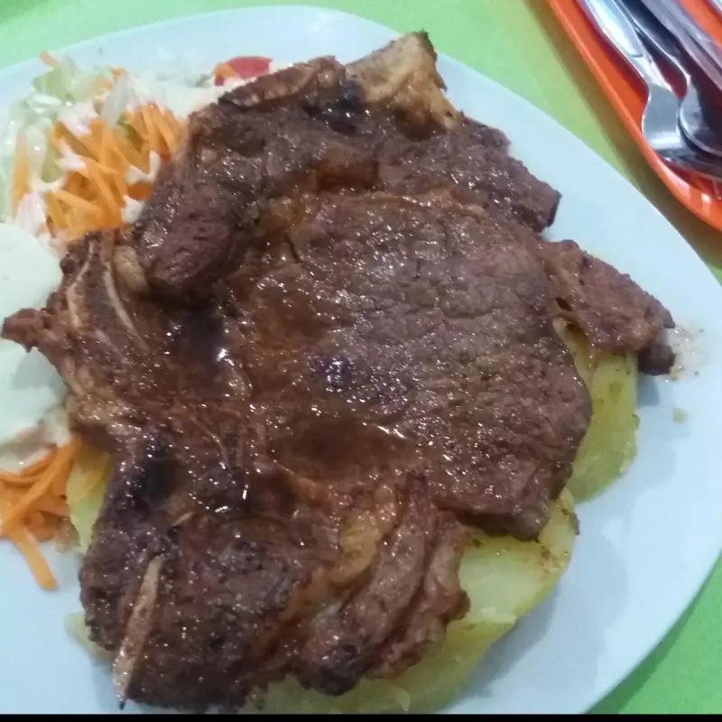 Churrasco con papas fritas