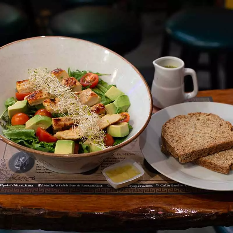 Ensalada de pollo y palta