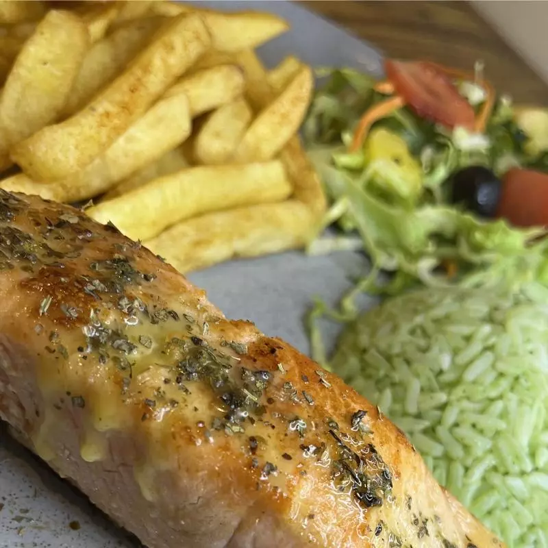 FILETE SALMON EN SALSA CAMARONES