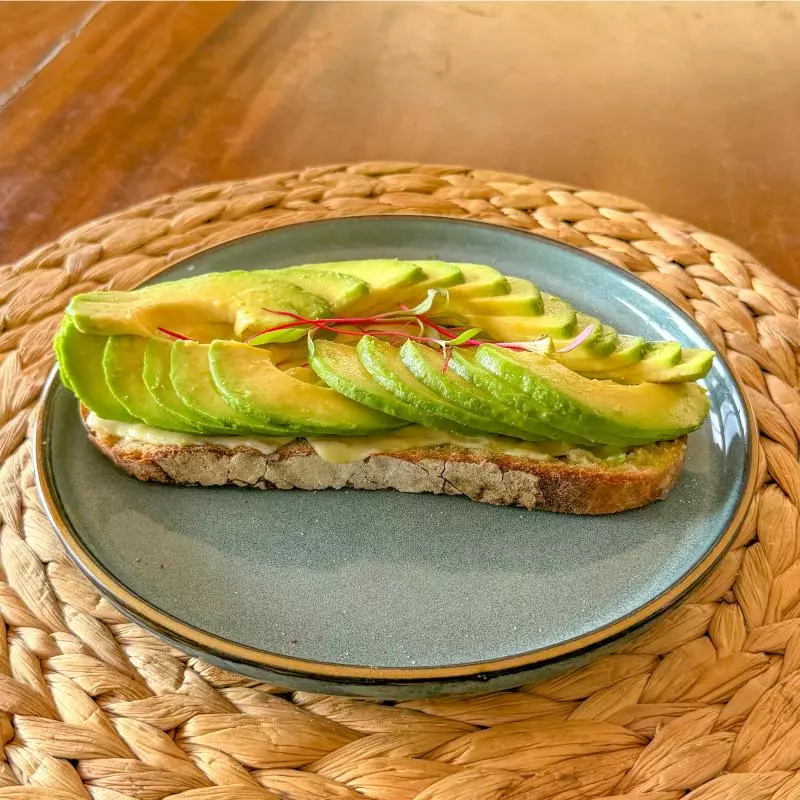 Tosta de palta con queso paria