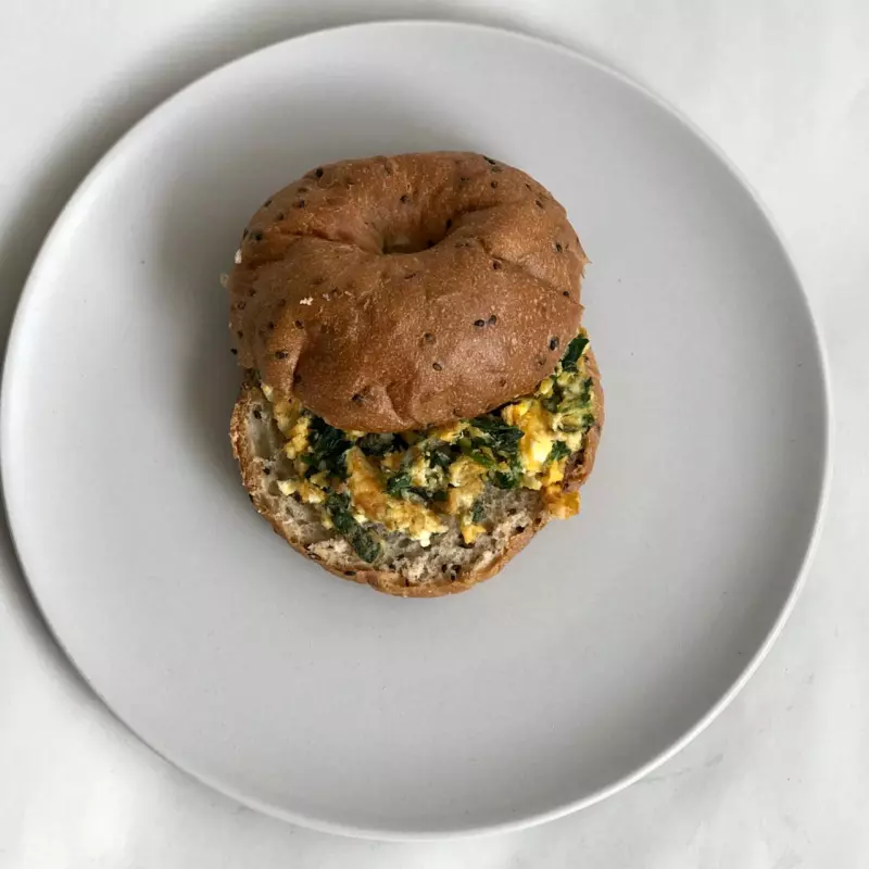 BAGEL MASA MADRE HUEVO,ESPINACA+CAFÉ