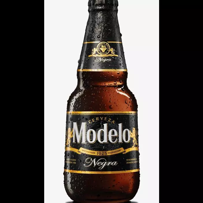 Negra modelo media