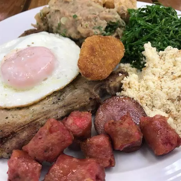 BISTECA OU LINGUIÇA SUÍNA COM FAROFA