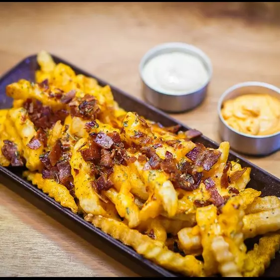 PAPAS CON CHEDDAR Y BACON