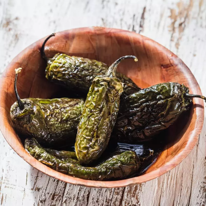 Chiles Toreados con Salsa Rebel