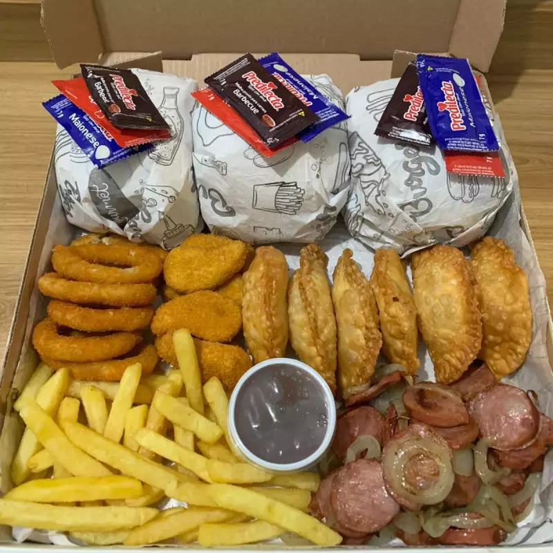 3 Hamburguer + batata + nuggets/anel