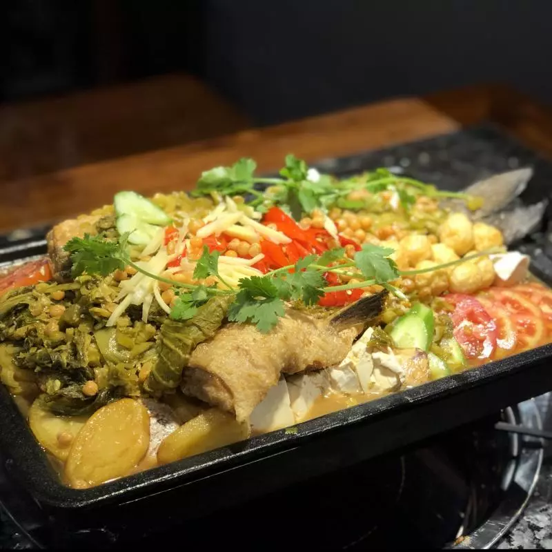 SUANCAI PESCADO CAZUELA 酸菜味烤鱼