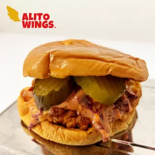 Buffalo Chicken Sandwich + papas