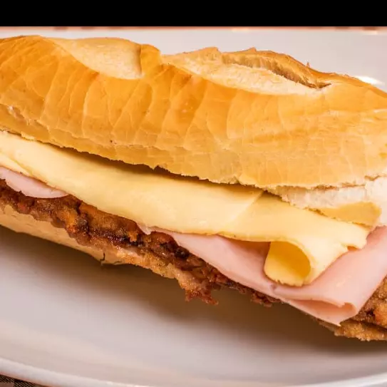 Mila en sandwich con jamón y queso