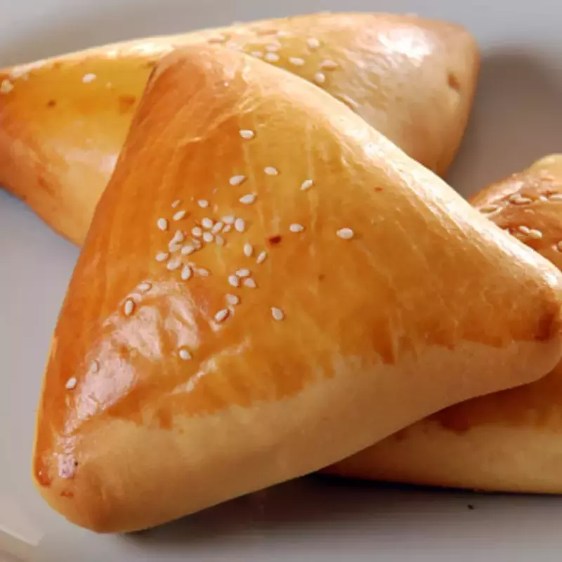 Esfirra de carne com queijo creme