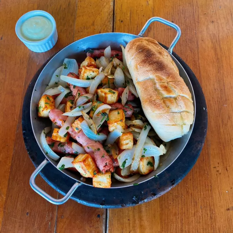 Linguiça acebolada e queijo coalho