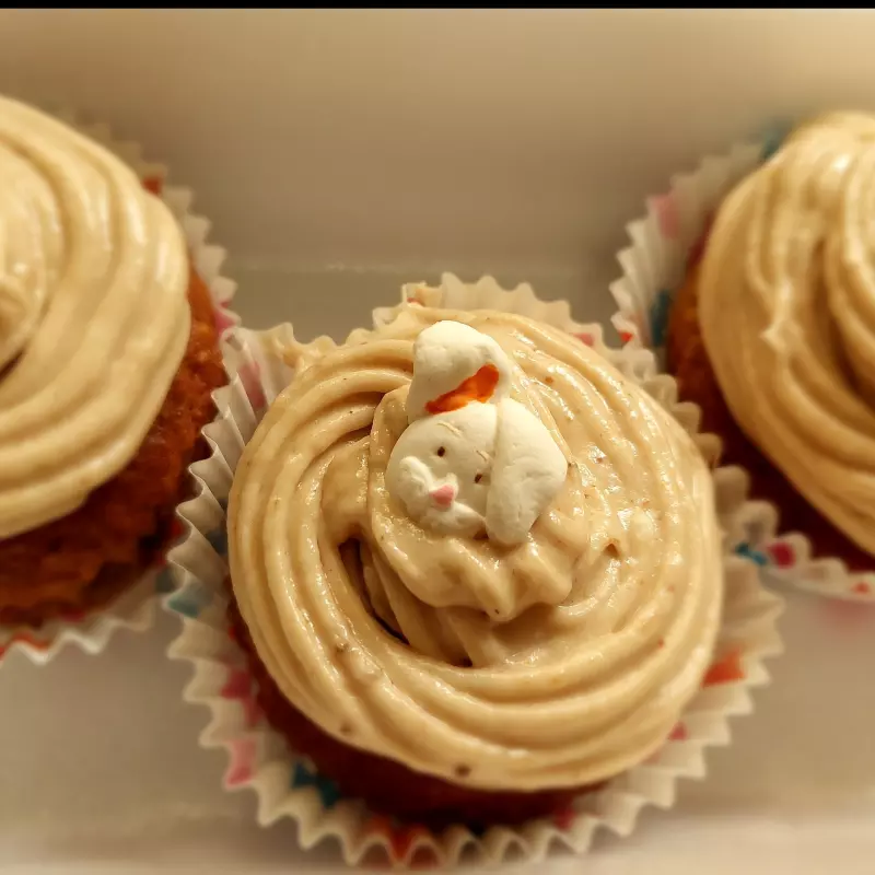 Cupcake com cobertura e enfeite