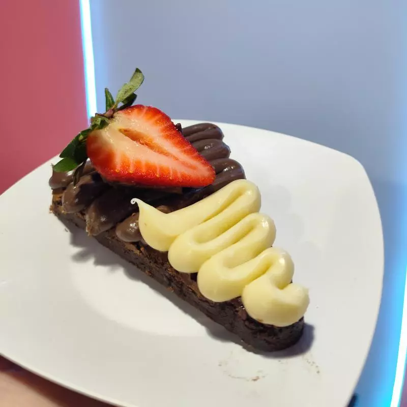 Fatia brownie ninho com brigadeiro