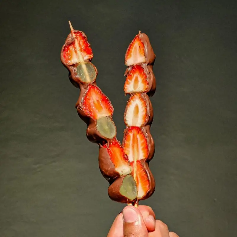 ESPETINHO DE FRUTA E CHOCOLATE