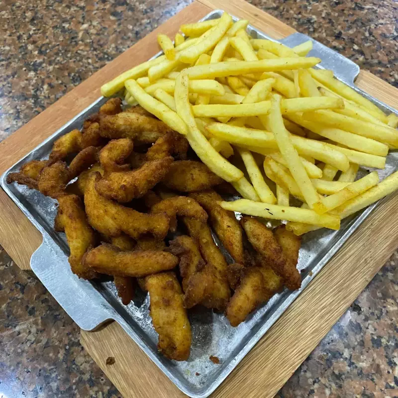 gurjao de frango com fritas