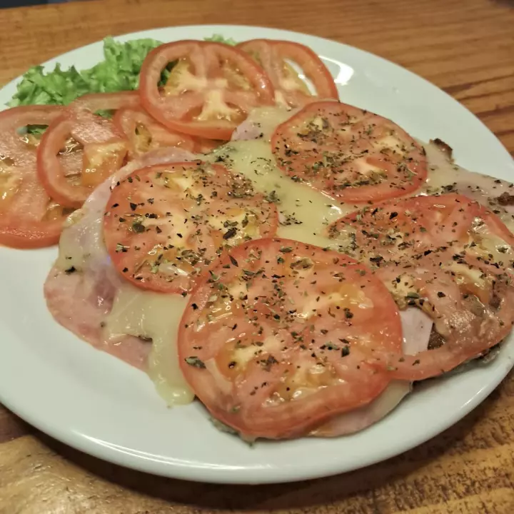 Milanesa al plato napolitano