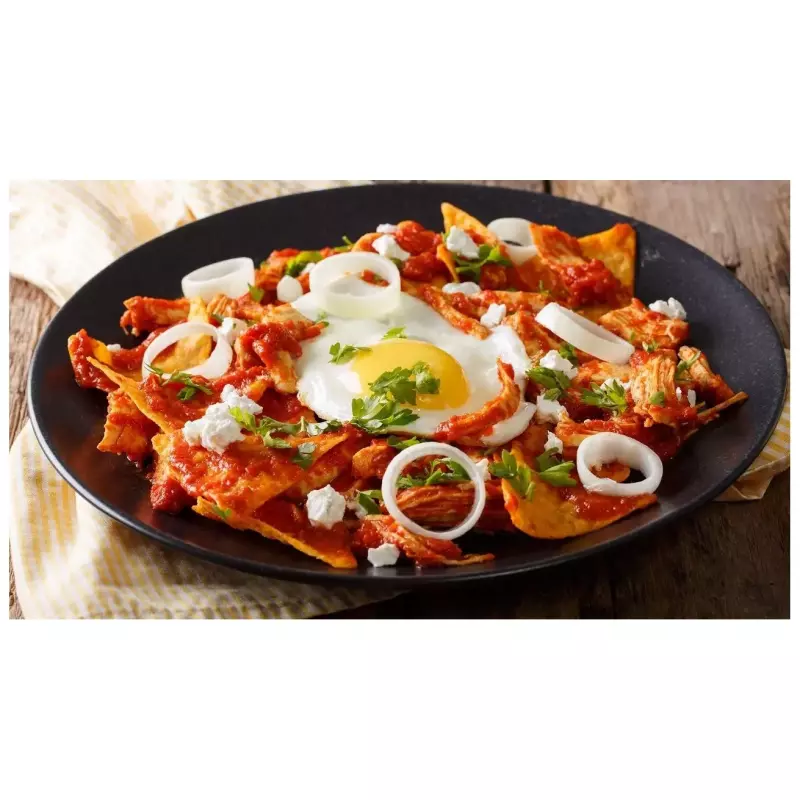 Chilaquiles rojos con huevo