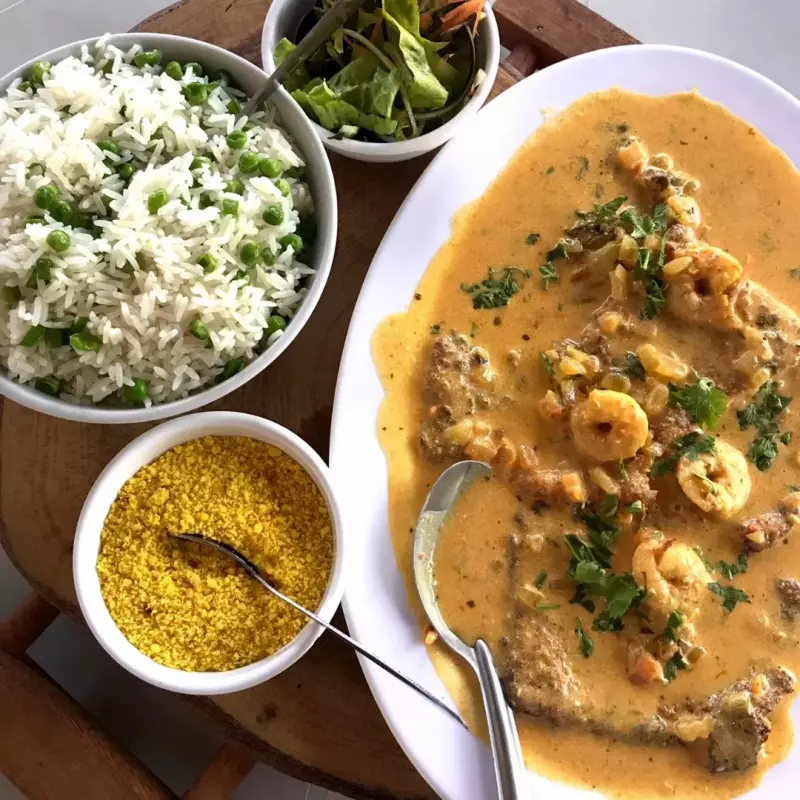 Filé de peixe ao molho de camarão