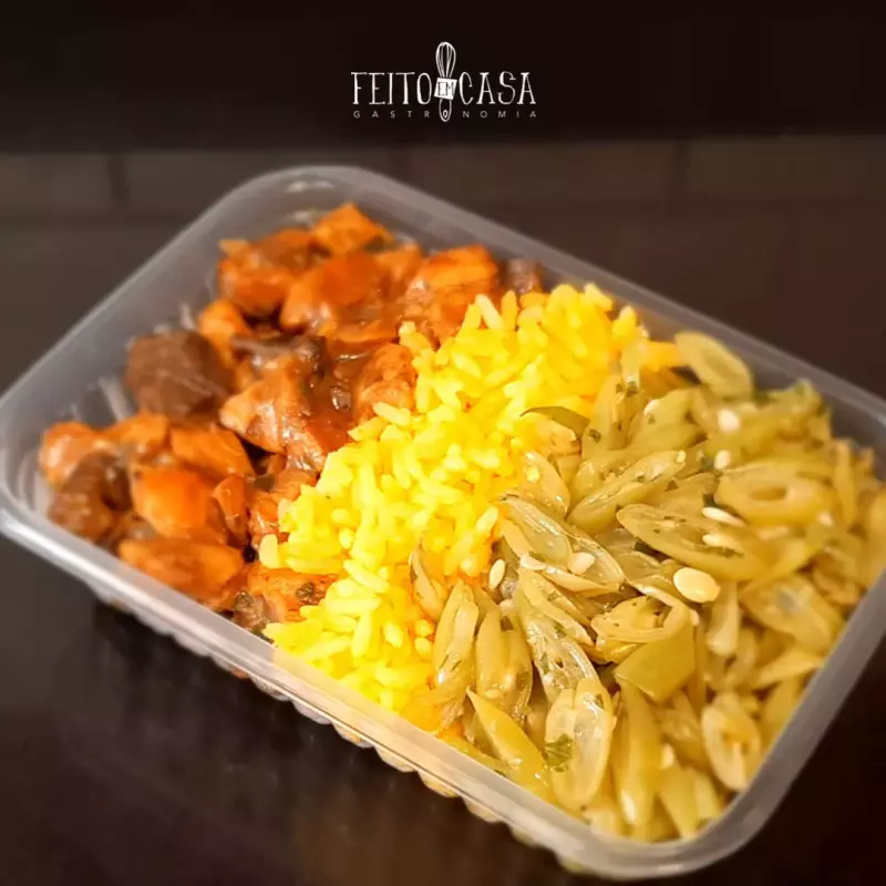 *Cubinhos de frango ao molho funghi.