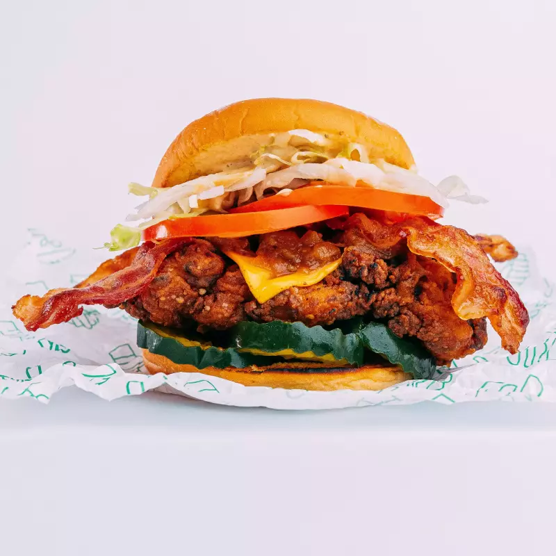 Chicken Malibú Plus + Papas Fritas