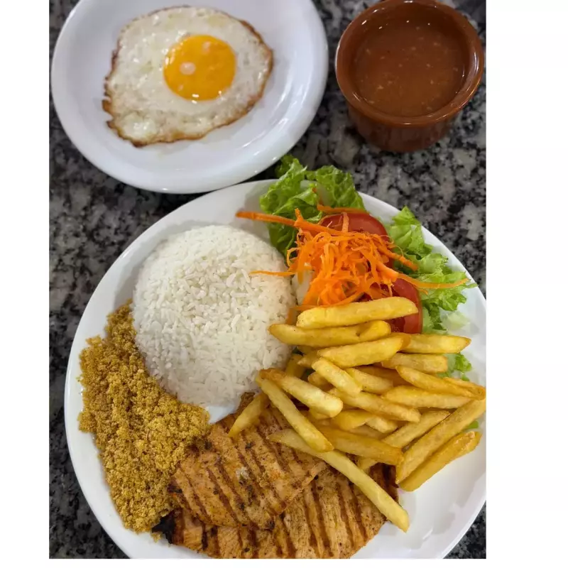 FILÉ DE FRANGO Á CAVALO