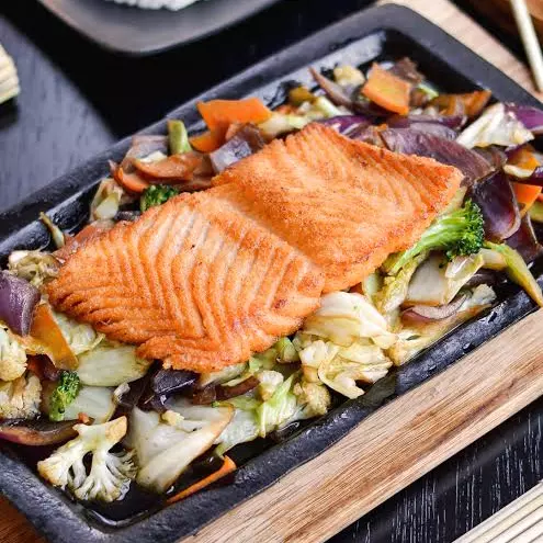 Teppan salmão com legumes