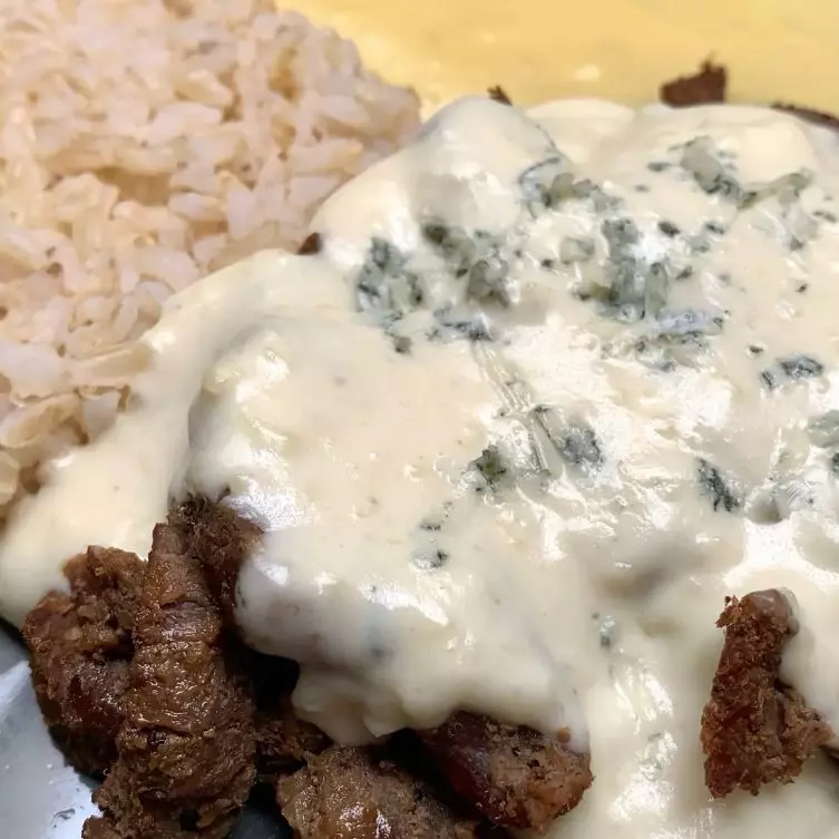 ISCAS DE CARNE AO MOLHO DE QUEIJOS
