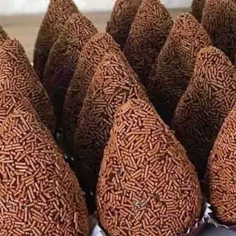 Coxinha de brigadeiro com morango
