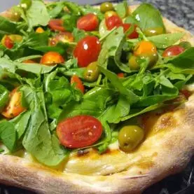 • Pizza de Rúcula y Tomates Cherrys