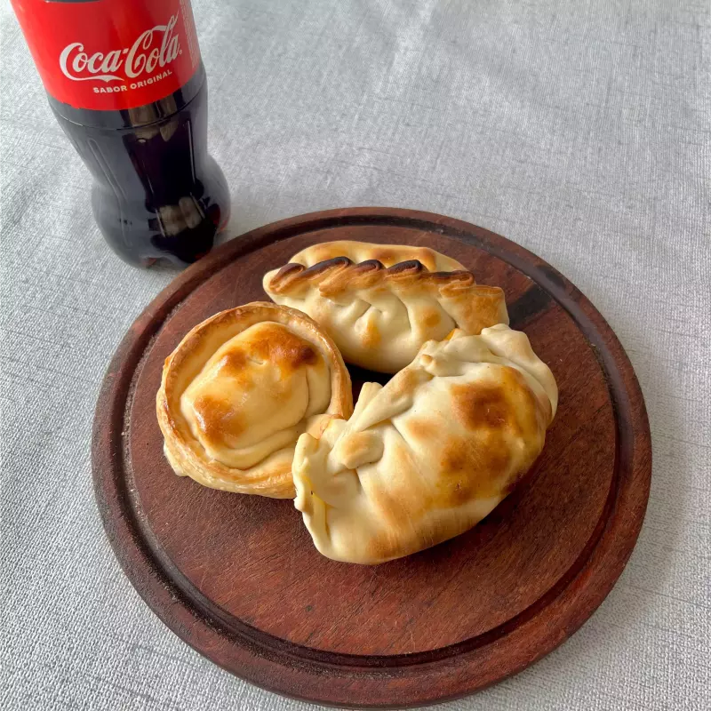 3 empanadas + coca 500 cc.