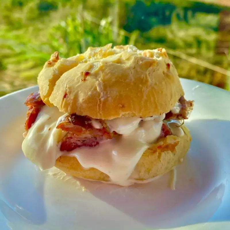 PÃO DE QUEIJO C LINGUIÇA E REQUEIJÃO