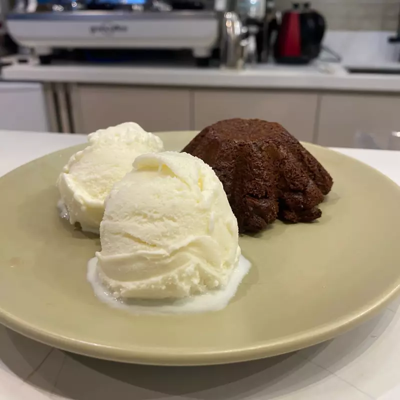 PETIT GÂTEAU COM GELATO E CALDA