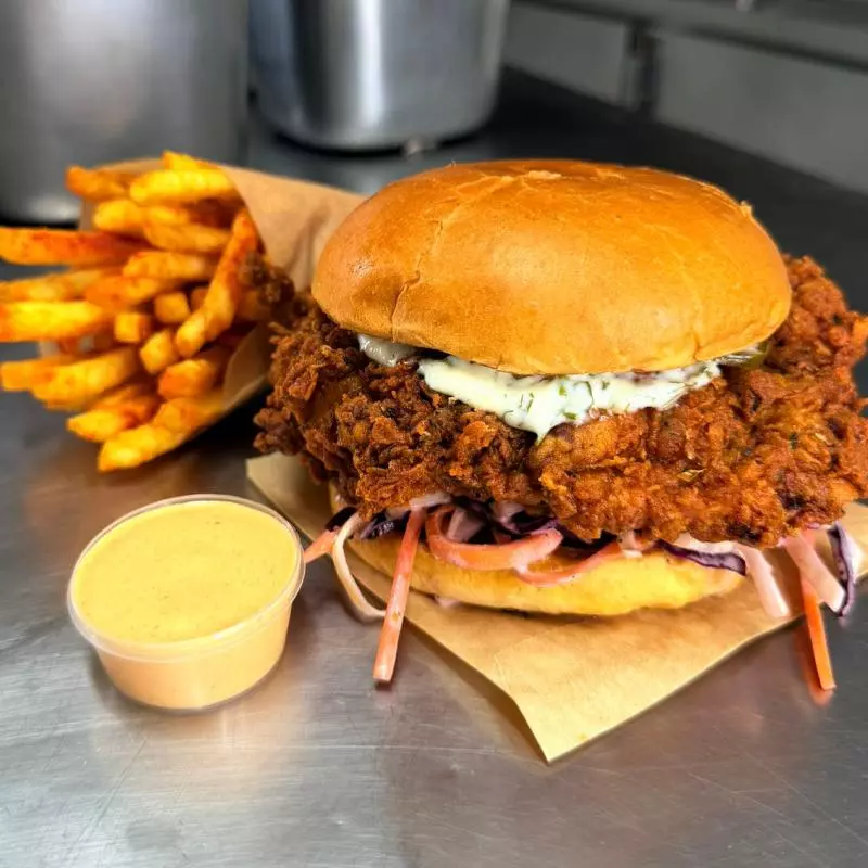 BURGER FRANGO NASHVILLE + BATATA